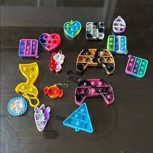 14 Pop it keychain size toys